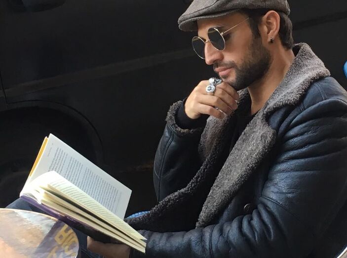 José Fidalgo num momento de leitura, numa esplanada de Madrid