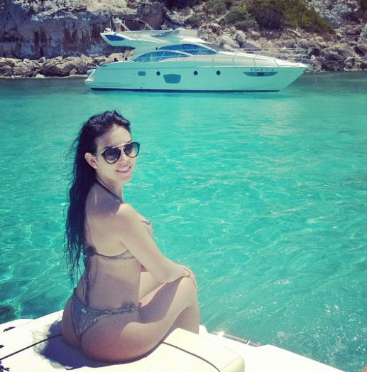 Em biquini, numa foto que salienta as curvas e, sobretudo, o rabo