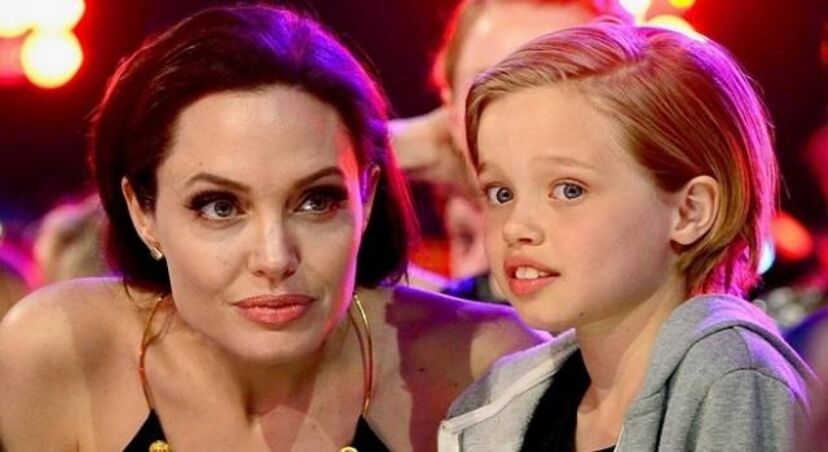 Angelina Jolie e a filha Shiloh a quem a família trata pelo nome masculino de John