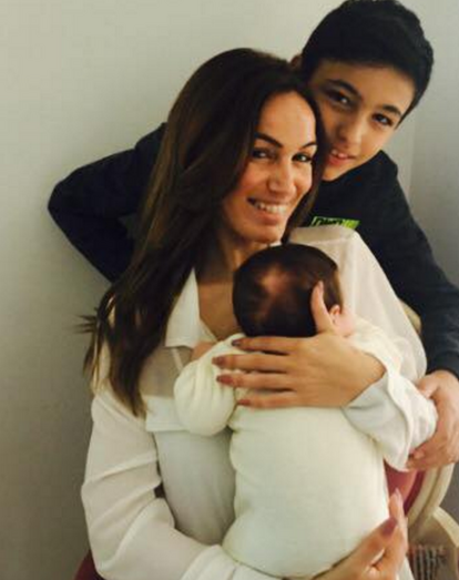 Liliana com Miguel Ângelo e Salvador. O filho mais velho da empresária tem toda a atenção do pai, o basquetebolista António Miguel Tavares