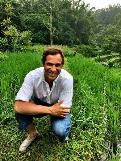 O actor saiu do resort onde está a fazer um retiro para visitar a região montanhosa de Munduk