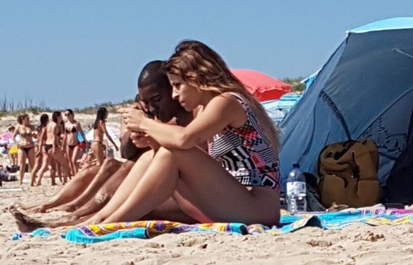 Maria Sampaio com o namorado na praia