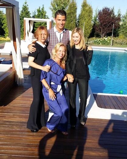 A jornalista em casa de Cristiano Ronaldo, em Madrid