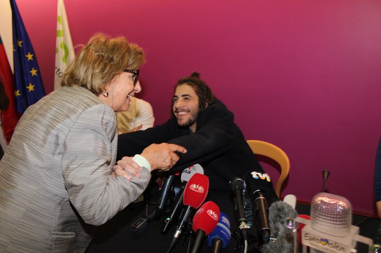 Salvador Sobral reencontra a avó depois de vencer a Eurovisão.