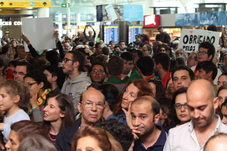 A multidão eufórica com a chegada de Salvador Sobral ao aeroporto de Lisboa