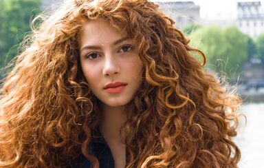 As imagens exclusivas da namorada e da mãe de Salvador Sobral à porta do hospital