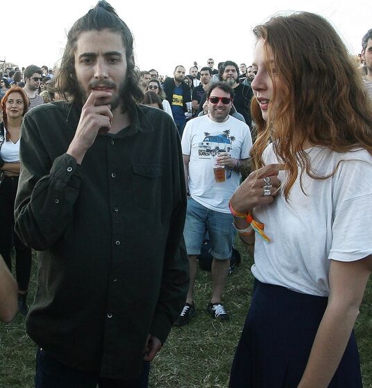 As imagens exclusivas da namorada e da mãe de Salvador Sobral à porta do hospital