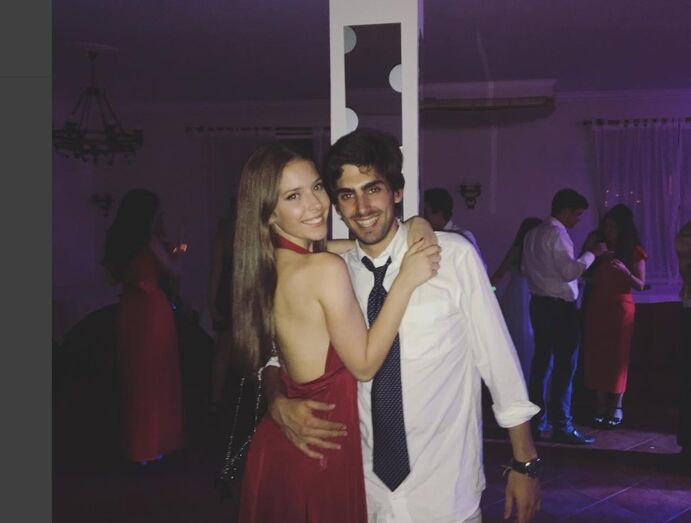 Durante a noite, Sara divertiu-se com os amigos