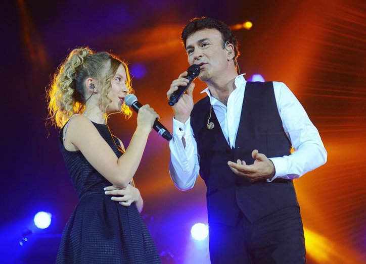 Ao contrário dos irmãos, e apesar de também ser cantora, Sara Antunes preferiu seguir com os estudos universitários