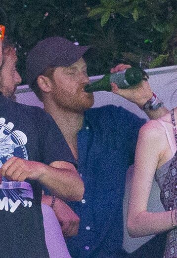 Príncipe Harry a beber cervejas