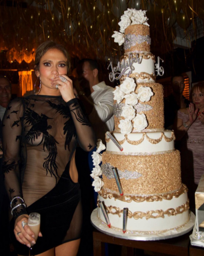 Jennifer Lopez deslumbra aos 48 anos 