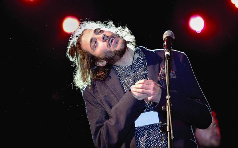 As imagens exclusivas da namorada e da mãe de Salvador Sobral à porta do hospital