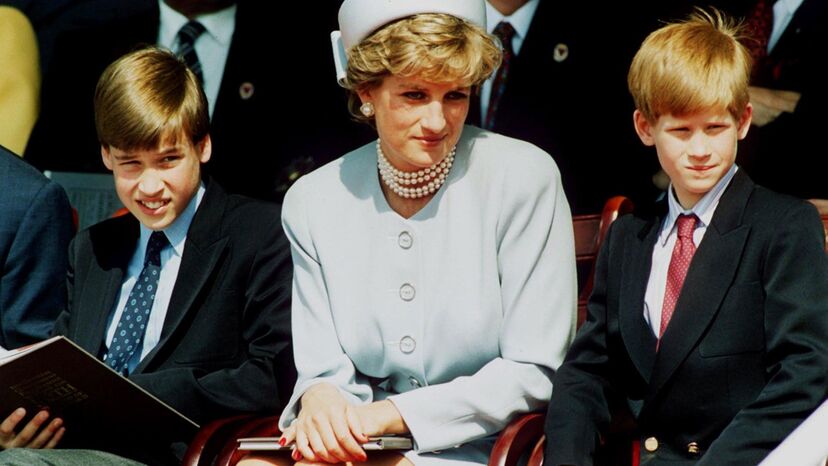 Harry e William ao lado da mãe, a princesa Diana. O príncipe William afirma que todos os dias se lembra da mãe e da sua gargalhada sincera e alegre
