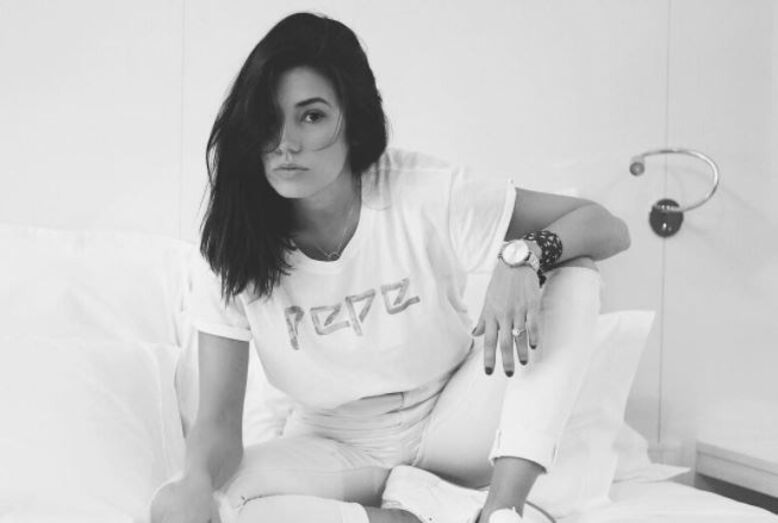 Mia Rose exibe anel de noivado 