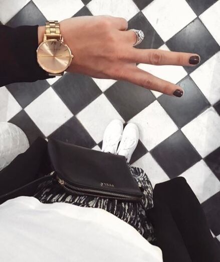 Mia Rose exibe anel de noivado 