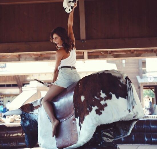 Mia Rose despede-se da vida de solteira em grande