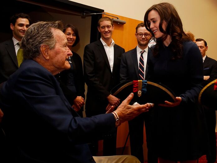 A atriz e o antigo presidente dos EUA no evento de divulgação da série televisiva "TURN: Washington\'s Spies", em 2014.