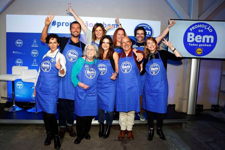 Susana Arrais, Eunice Muñoz, Dina Félix da Costa, Miguel Melo Alda Gomes (em baixo); Adriano Toloza, Maria Botelho Moniz, Sofia Nicholson e Miguel Costa (em cima)