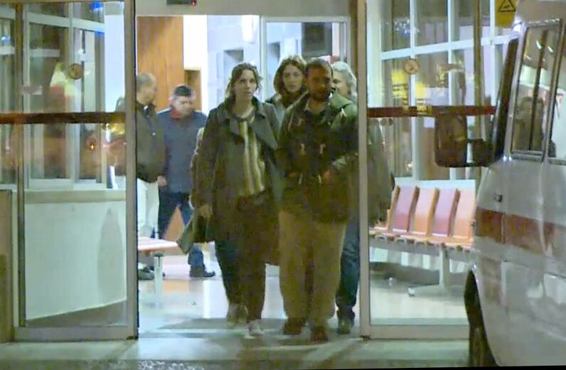 As imagens exclusivas da namorada e da mãe de Salvador Sobral à porta do hospital