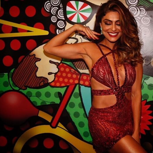 Juliana Paes pronta para desfilar no sambódromo