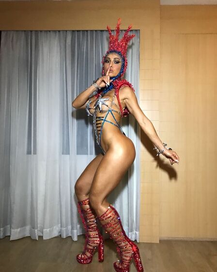 Sabrina Sato brilha no desfile da Gaviões da Fiel, em São Paulo
