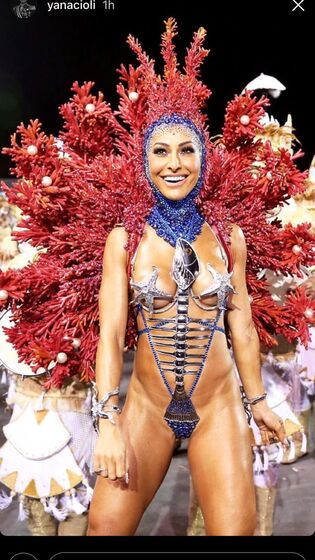 Sabrina Sato brilha no desfile da Gaviões da Fiel, em São Paulo