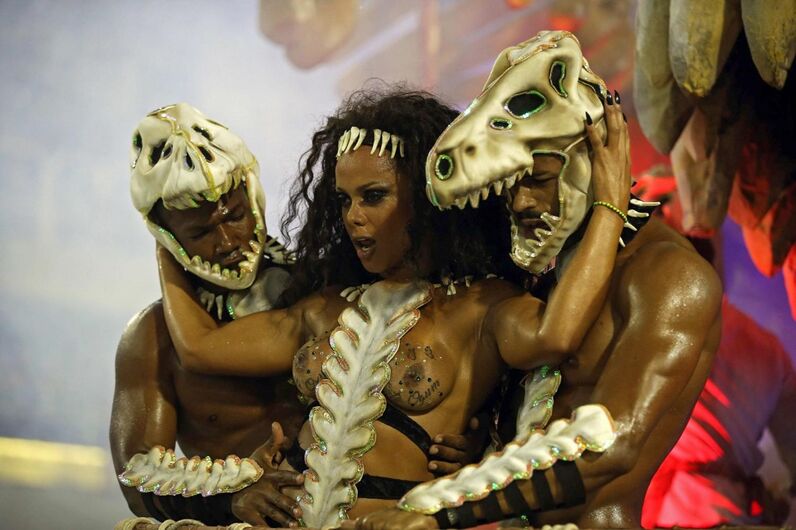 Toda beleza e sensualidade do grupo especial das escolas de samba cariocas