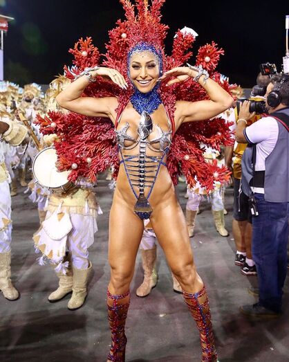 A apresentadora era inicialmente uma das musas da escola de samba, mas substituiu a rainha da bateria esta semana depois que Tati Minerato envolveu-se numa briga e foi suspensa da Gaviões