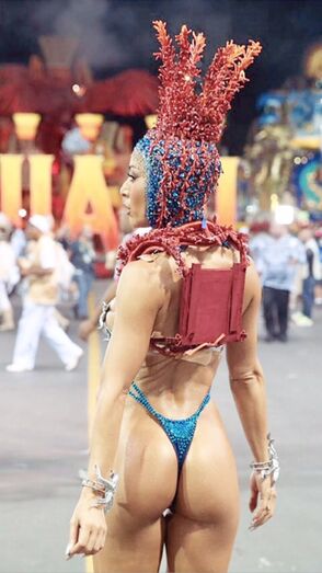 Depois do desfile, Sabrina Sato seguiu para o Rio de Janeiro para desfilar este domingo como madrinha da bateria da escola de samba Vila Isabel