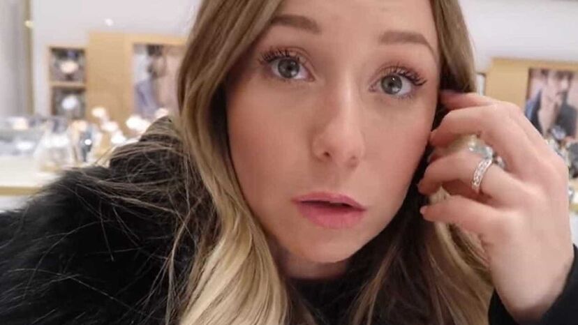 Depois de escolher as alianças, o casal mostrou todos os detalhes aos fãs