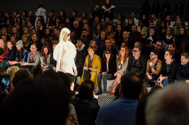 Recém-casadas, Gabriela Sobral e Inês Herédia divertem-se na ModaLisboa