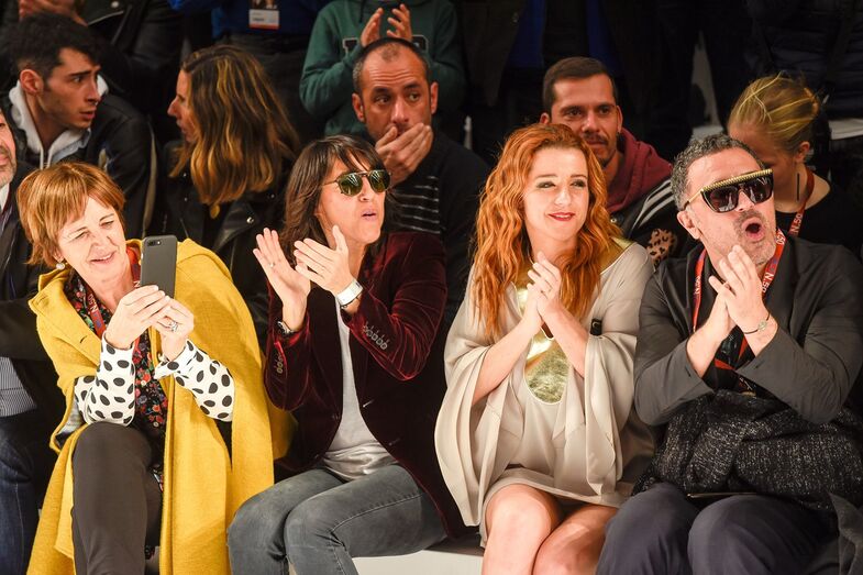 Recém-casadas, Gabriela Sobral e Inês Herédia divertem-se na ModaLisboa