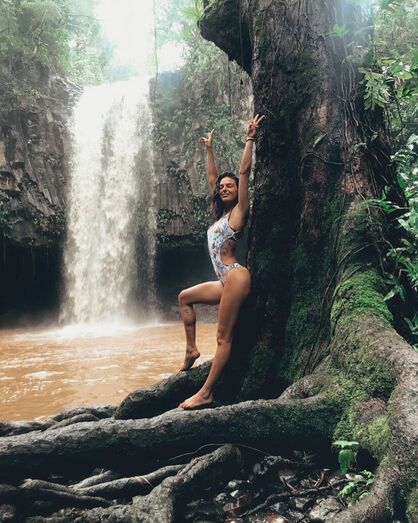 Isis Valverde incendeia as redes sociais com biquínis reduzidos