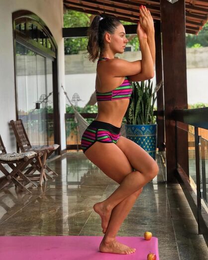 Isis Valverde incendeia as redes sociais com biquínis reduzidos