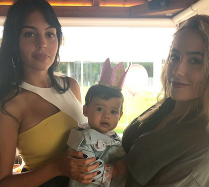 Irmã de Georgina Rodríguez visita pai doente na Argentina enquanto namorada de CR7 faz compras em Paris