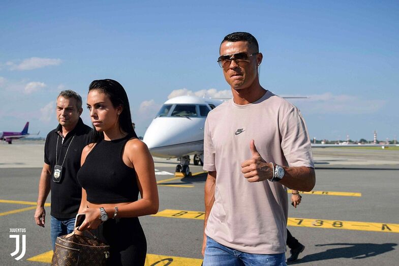 Cristiano Ronaldo e Georgina mais apaixonados enquanto ultrapassam polémica