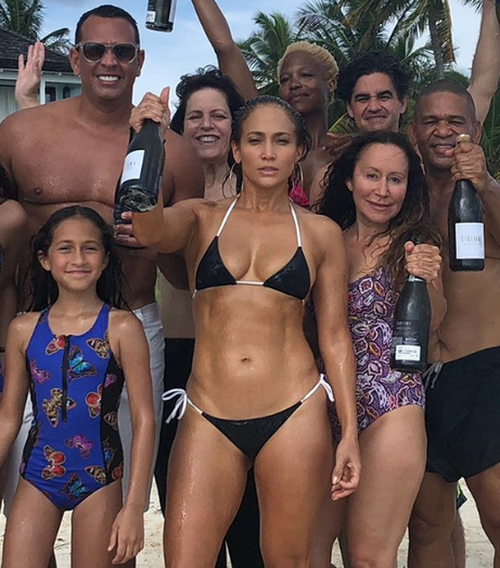 Jennifer Lopez celebra 49.º aniversário em local paradisíaco
