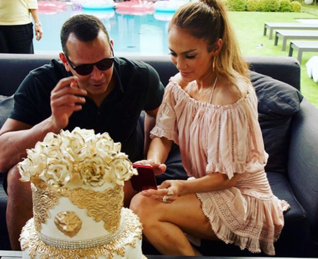 Jennifer Lopez celebra 49.º aniversário em local paradisíaco