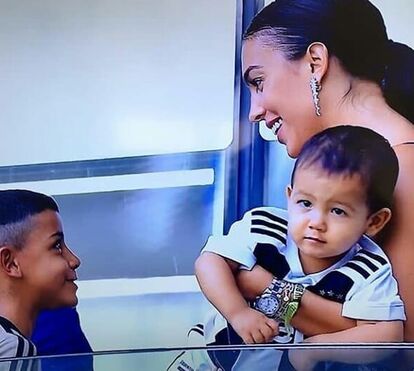 Georgina faz vídeo de apoio a Ronaldo com os gémeos