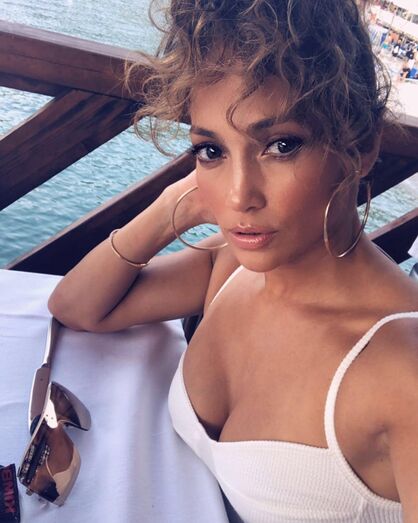 Jennifer Lopez mostra novamente as curvas e ninguém diria que tem 49 anos