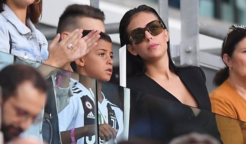 Cristiano Ronaldo e Georgina mais apaixonados enquanto ultrapassam polémica