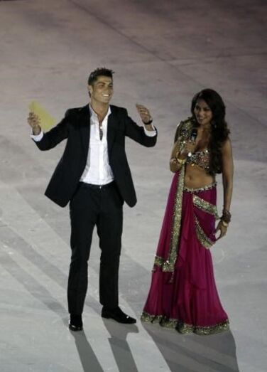 Poderá ter sido só uma brincadeira, mas a verdade é que Bipasha Basu e Cristiano Ronaldo fizeram capas de jornais em 2007 ao darem um intenso beijo depois da apresentação da gala As Sete Novas Maravilhas do Mundo em Lisboa.