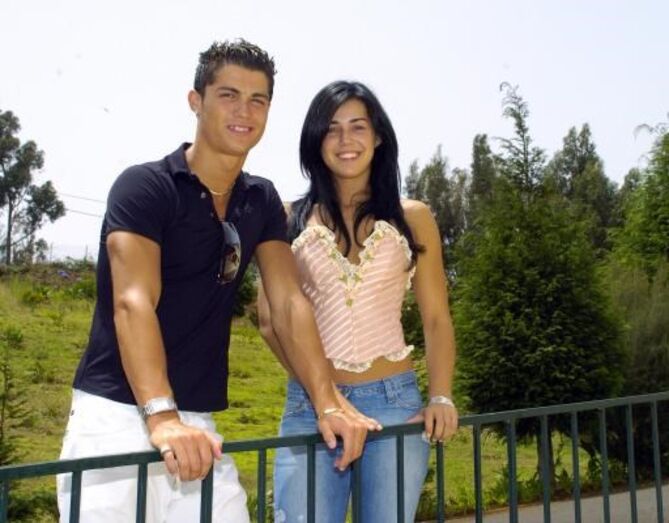 Foi em 2004 que surgiram rumores de que Marina Rodrigues, a ex-Miss Portugal madeirense, teve um curto romance com Ronaldo