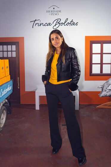 Famosos celebram Magusto com vinho tinto no bairro do Beato, em Lisboa, ao som de Miguel Araújo