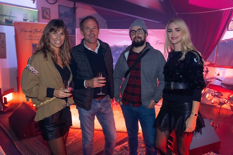 Famosos celebram Magusto com vinho tinto no bairro do Beato, em Lisboa, ao som de Miguel Araújo