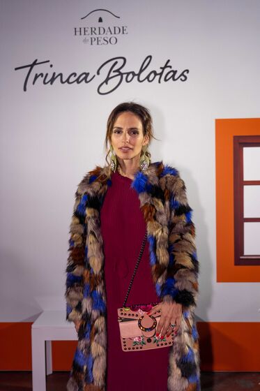 Famosos celebram Magusto com vinho tinto no bairro do Beato, em Lisboa, ao som de Miguel Araújo