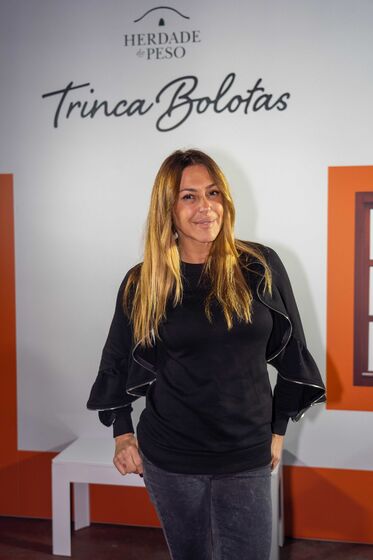 Famosos celebram Magusto com vinho tinto no bairro do Beato, em Lisboa, ao som de Miguel Araújo