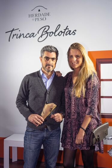 Famosos celebram Magusto com vinho tinto no bairro do Beato, em Lisboa, ao som de Miguel Araújo