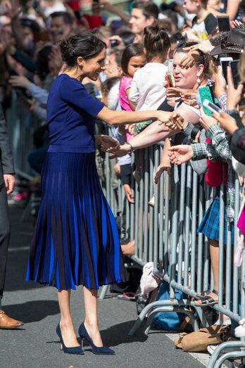 No último de visita à Nova Zelândia, Meghan Markle causou sensação com uma camisola Givenchy e uma saia transparente
