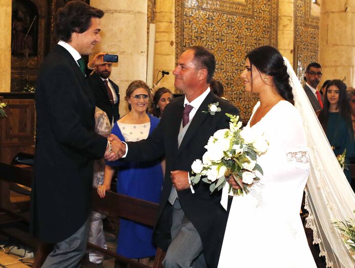 A noiva, Clarisse Cravidão é levada ao altar pelo pai, Paulo Cravidão, que cumprimenta o noivo, João Maria Branco